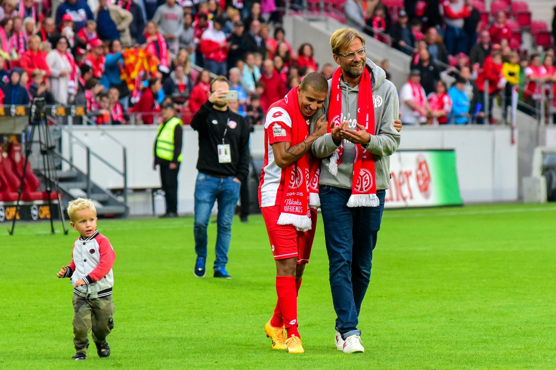 …Mohamed Zidan, der sich auch über das Wiedersehen mit seinem Ersatzvater freute…