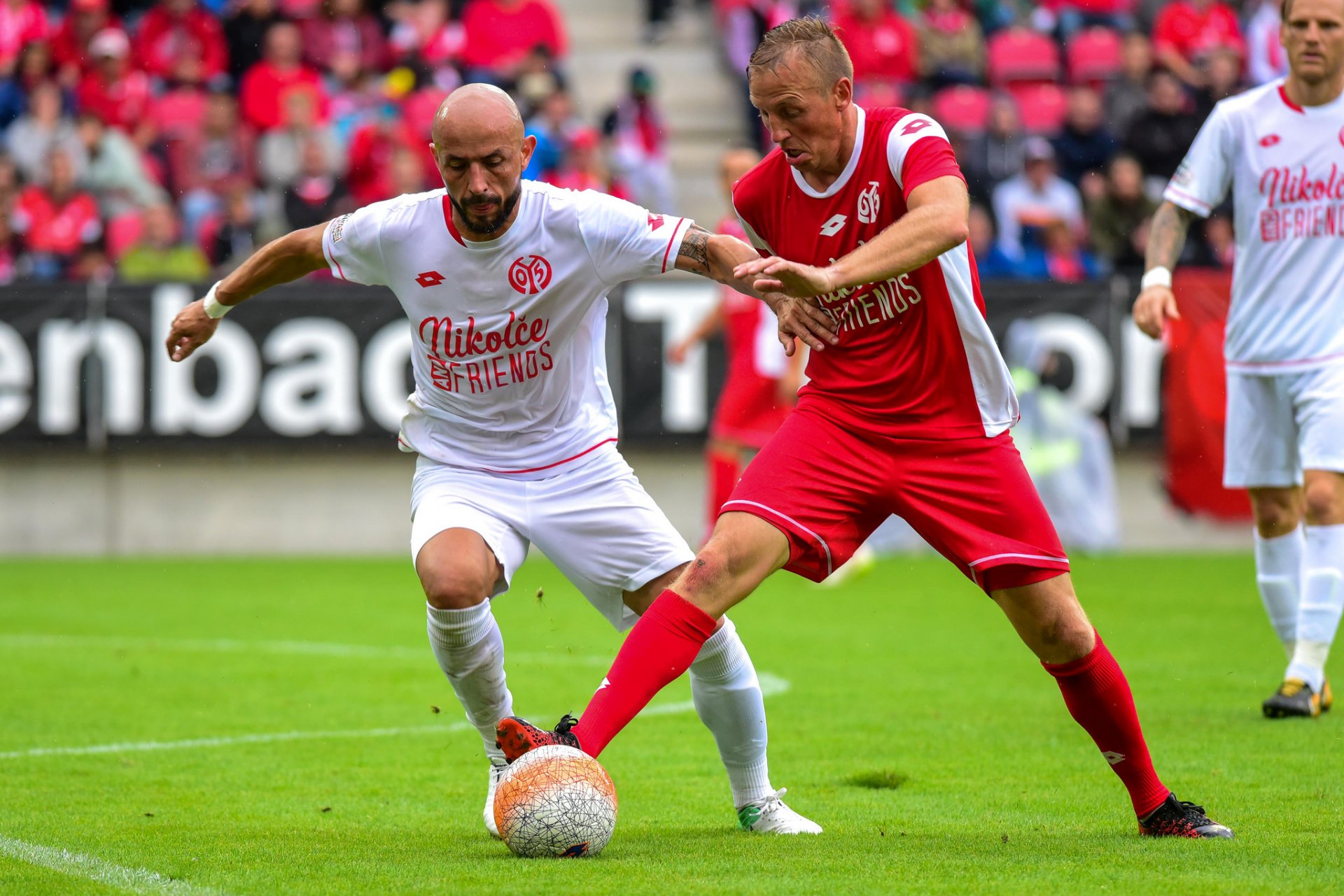 Viel Qualität auf dem Platz: Elkin Soto gegen Michael Thurk...