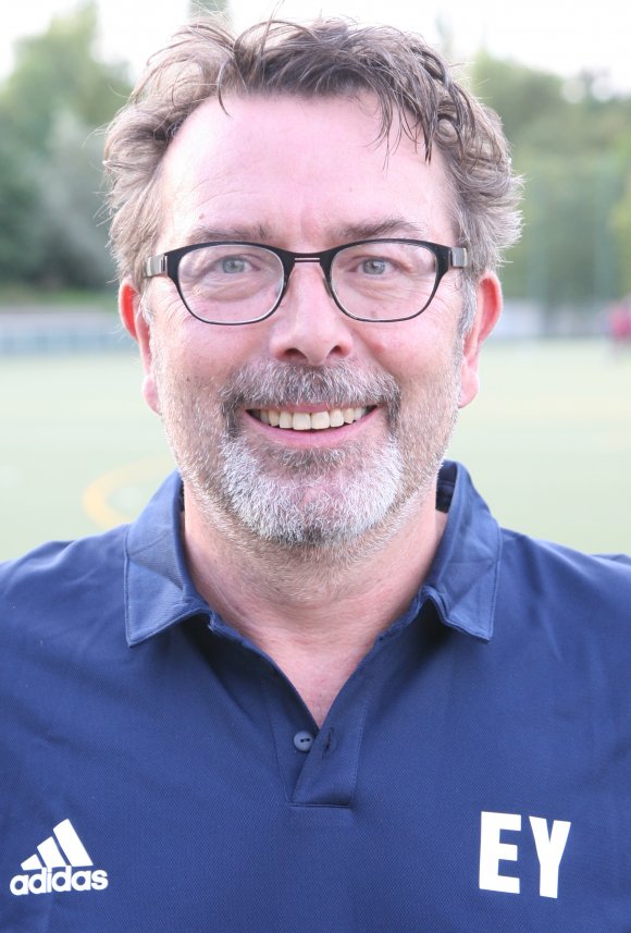 Die Initialen auf dem Vereinshemd belegen es: Der TSV Schott hatte auf eine längerfristige Zusammenarbeit mit Trainer Ersin Yurtöven gesetzt. Der zog nun aber kurz vor Rundenbeginn die Notbremse.