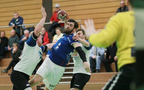 Sehr schwer taten sich die Sportfreunde Budenheim in der vergangenen Runde beim 26:24-Heimsieg gegen den TV Bitburg. Kapitän Philipp Becker (Mitte) wird beim Heimauftakt am Samstag gegen denselben Gegner nach seinen Knie-Operationen zwar einsatzbereit in der Halle sein, ist aber weiterhin keine Option für Einsätze im Getümmel. Fraglich daher angesichts des fast komplett zur Verfügung stehenden Kaders, ob er es auf den Spielberichtsbogen schafft.