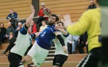 Sehr schwer taten sich die Sportfreunde Budenheim in der vergangenen Runde beim 26:24-Heimsieg gegen den TV Bitburg. Kapitän Philipp Becker (Mitte) wird beim Heimauftakt am Samstag gegen denselben Gegner nach seinen Knie-Operationen zwar einsatzbereit in der Halle sein, ist aber weiterhin keine Option für Einsätze im Getümmel. Fraglich daher angesichts des fast komplett zur Verfügung stehenden Kaders, ob er es auf den Spielberichtsbogen schafft.