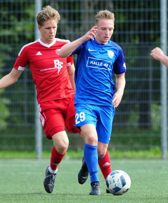 Paul Lutterbüse (r.) wurde von Fortuna-Trainer Oliver Schmitt nach dem ersten Ausgleich der Gäste eingewechselt und wollte nach dem 2:1-Führungstreffer wie der Großteil seiner Mannschaftskollegen partout nicht auf Absicherung umstellen.