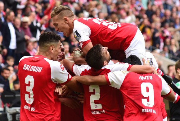 Im Inneren dieser Jubeltraube steckt Suat Serdar, der soeben das 3:1 erzielt hat.