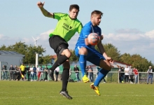 Moritz Hedderich (l., gegen Jens Eberhardt) hatte in der 90. Minute die letzte Torchance für den TSV Zornheim.