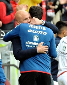 Endlich mal wieder in und nach einem Bundesligaspiel jubeln durfte 05-Sportvorstand Rouven Schröder – hier mit Erstligajubeldebütant Sandro Schwarz.