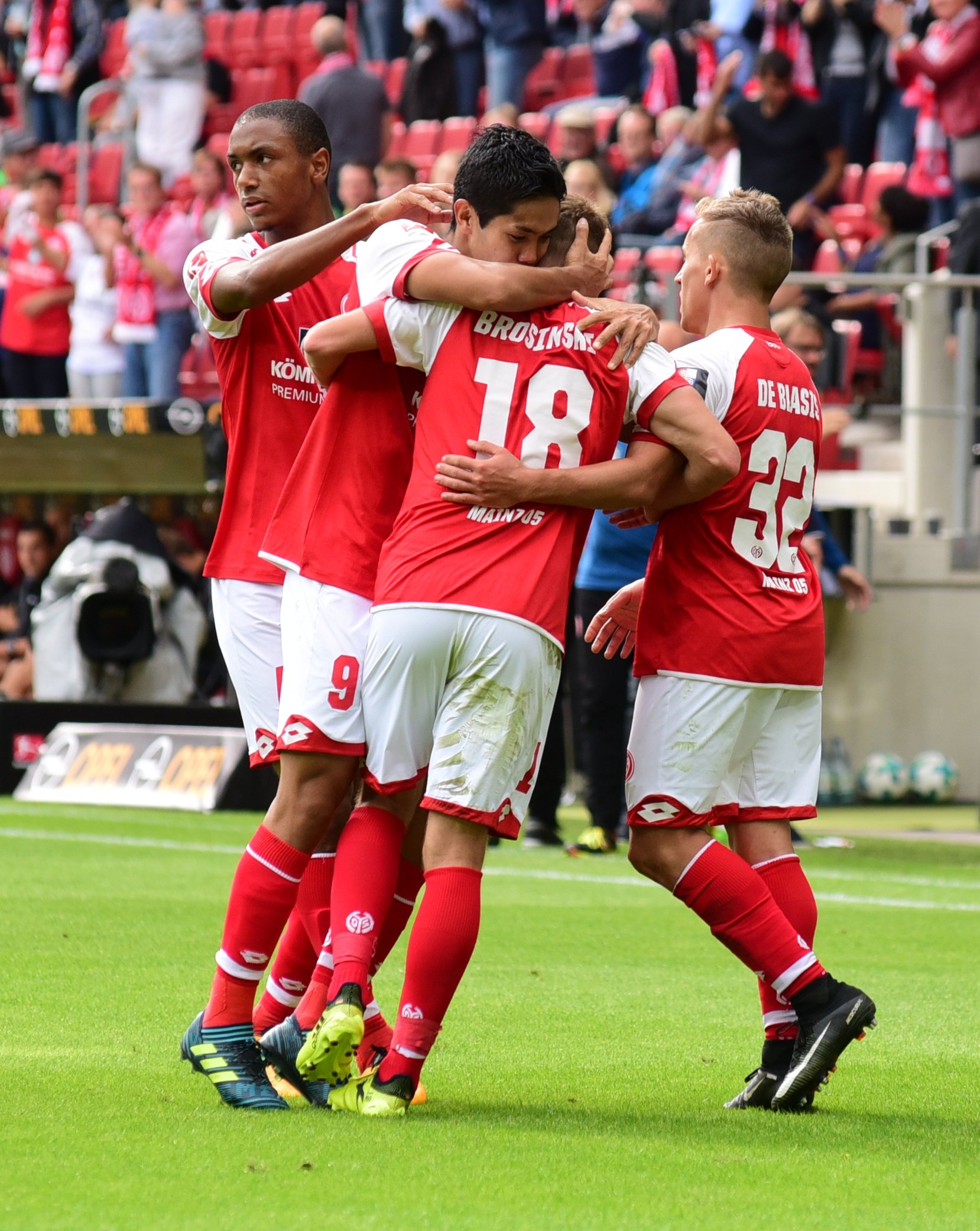 Den ersten Freudenausbruch bescherte Yoshinori Muto (2.v.l.) den 05ern mit dem 1:1 kurz vor der Pause…