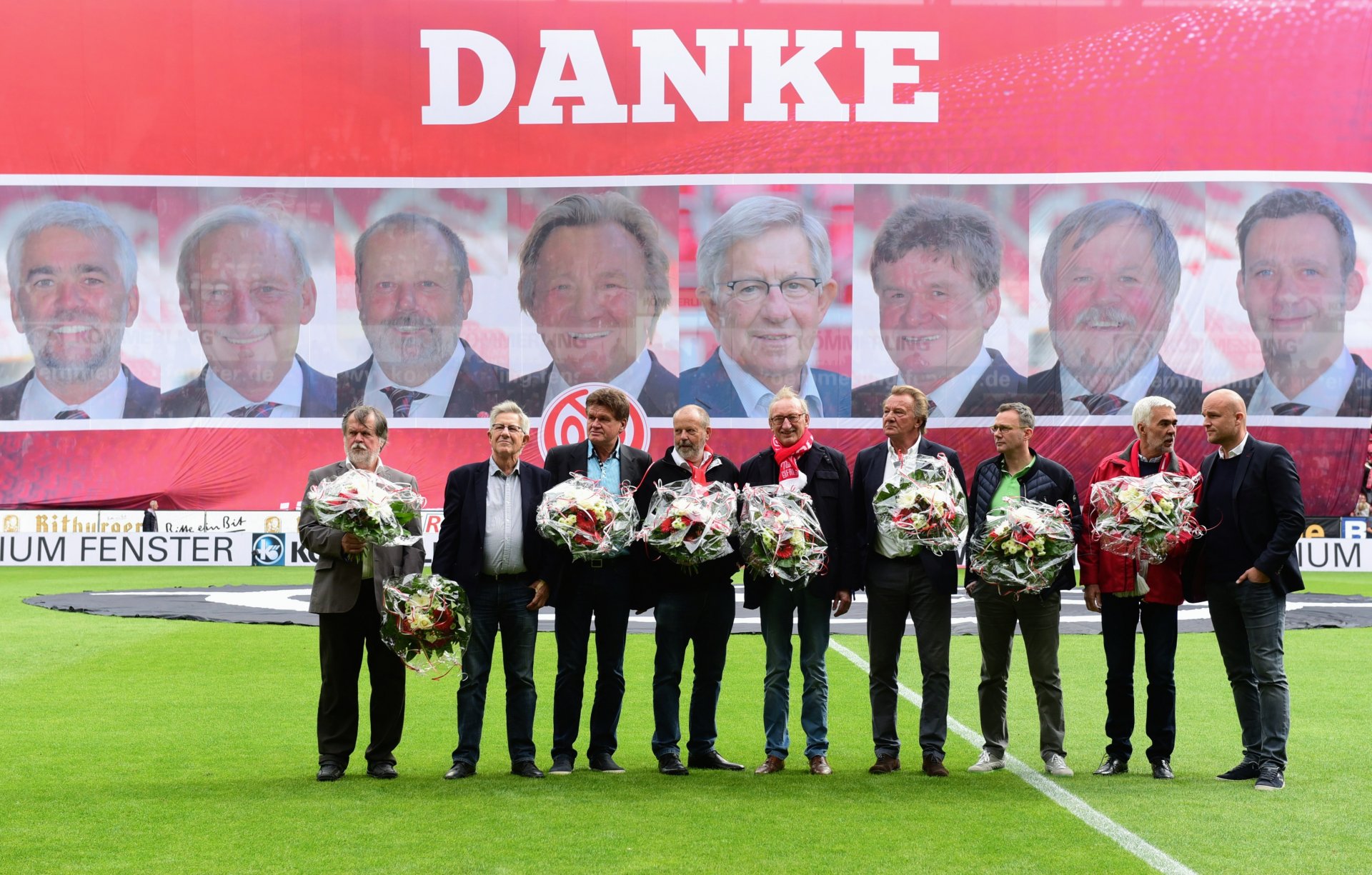 Vor dem Spiel hatte der Verein den ehemaligen Vorstand um Harald Strutz verabschiedet.