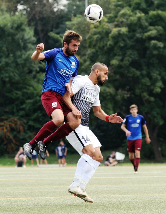 Marco Senfteben (l.) kämpft ab sofort nicht mehr nur mit der Ersten Mannschaft um den Verbleib in der Regionalliga, sondern kümmert sich auch um das Bezirksligateam.