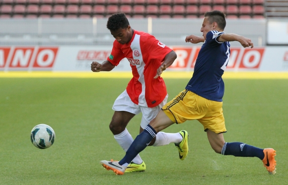 Die Aufgabe ist klar definiert: Jayson Breitenbach (l.) und die 05-B-Junioren müssen in Leipzig entweder nach 80 Minuten oder im Elfmeterschießen gewinnen, um das DM-Finale zu erreichen. 