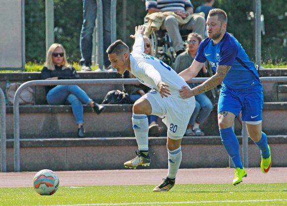 Trainer Babak Keyhanfar hätte nichts dagegen, wenn seine Spieler (wie hier Belel Meslem) nur auf diese Art zu stoppen wären.