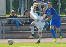 Trainer Babak Keyhanfar hätte nichts dagegen, wenn seine Spieler (wie hier Belel Meslem) nur auf diese Art zu stoppen wären.