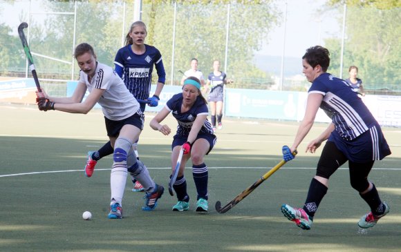  Die neue Feldsaison beginnt für Anna Bonkowski (l.) und die Regionalliga-Hockeyfrauen des TSV Schott genau dort, wo sie vorige im Juni geendet hatte. Diesmal steht aber nicht die HG Nürnberg (Bild), sondern der Lokalkonkurrent Nürnberger HTC, der Zweitligabsteiger, auf dem Programm. 
