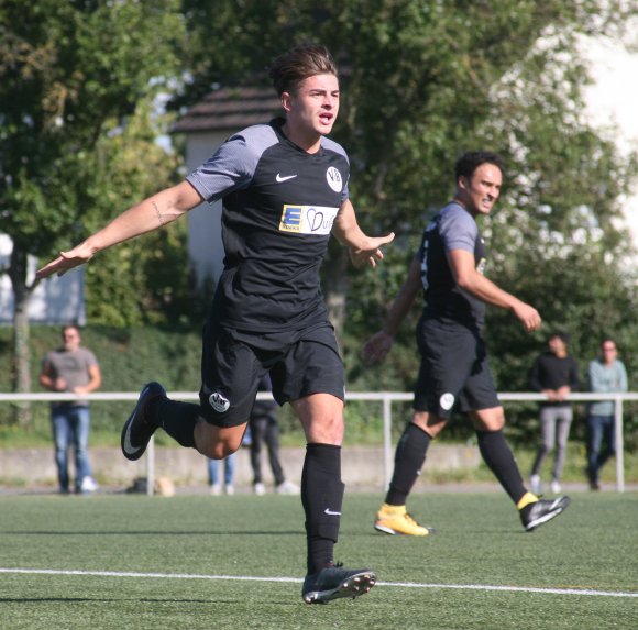 Schon wieder Doppeltorschütze: Michael Widera. Offensivkollege Adem Kaya (r.) hingegen sah wegen Gegnerbeleidigung die Rote Karte.