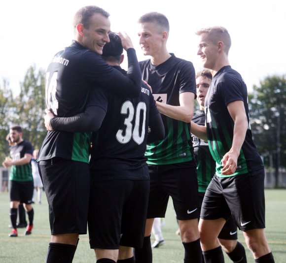 Der Knoten ist geplatzt: Andreas Klapper und Lukas Harden (v.l.) feiern ihre Kooperation zum 1:0 mit Moritz Freisler, Joshua Klüber und Tarek Schwiderski.