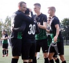 Der Knoten ist geplatzt: Andreas Klapper und Lukas Harden (v.l.) feiern ihre Kooperation zum 1:0 mit Moritz Freisler, Joshua Klüber und Tarek Schwiderski.