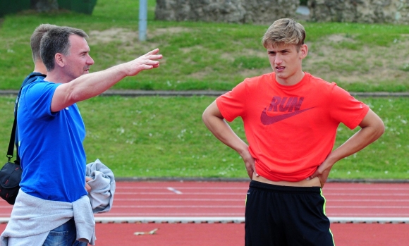 Hürden-Quali geschafft: USC-Mehrkämpfer Felix Post (mit Trainer Michael Kaul) wird bei der U18-DM dabei sein,