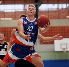 Malte Prahst, einer der drei aus dem Kader der Ersten Mannschaft gekommenen Spieler, steuerte zehn Punkte zum Auftaktsieg des ASC II bei.