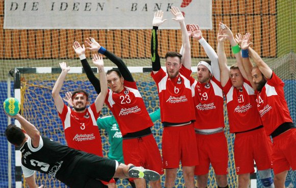 Eine Mauer wollen wir sein: Die Deckungsreihe des TVN mit (v.l.) Max Friese, Manuel Frommann, Timo Borsch, Fabian Medler, Max Wrede und Michael Tillinger stand in der 6-0 nicht immer so stabil wie erhofft, was sich vor allem in neun Siebenmetern für die Gäste auswirkte.