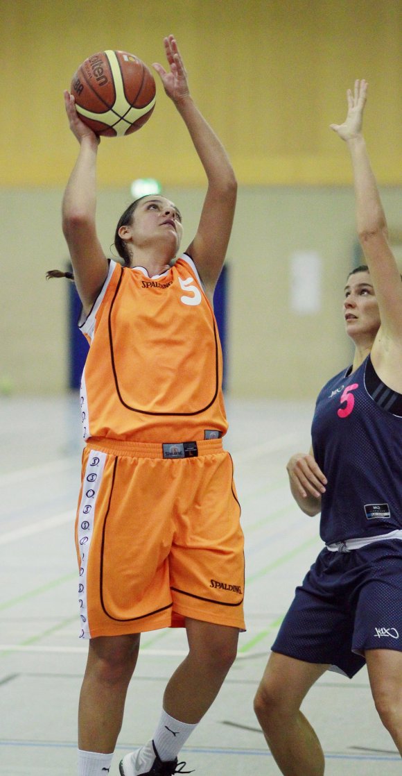 Eifrigste Punktesammlerin und beste Rebounderin des SC Lerchenberg: Roxane Sotirakis-Pönsgen (l.).