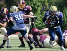 Weg frei und durch: Eagle Stefan Pohl (r.) sprintet los und versucht sein Glück. Die Endzone erreichte  Pohl in dieser Partie gegen die Bürstadt Redskins allerdings nicht,.