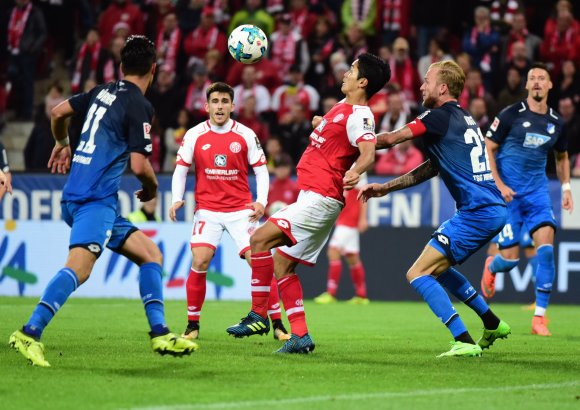 Auch dieser Fallrückzieher von Yoshinori Muto, eine der letzten Aktionen des Spiels, änderte nichts mehr an der unglücklichen Niederlage der 05er.