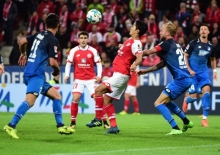 Auch dieser Fallrückzieher von Yoshinori Muto, eine der letzten Aktionen des Spiels, änderte nichts mehr an der unglücklichen Niederlage der 05er.