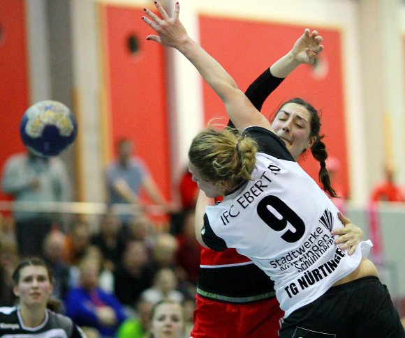 Die TG Nürtingen nahm in der vergangenen Saison die Punkte aus Mainz mit. Das soll diesmal nicht wieder passieren. Maxine Schmohl wird nicht wieder wie hier mit Lea Schuhknecht (vorne) zu tun bekommen, steht fest, denn die Ex-Bretzenheimerin hat die TG Nürtingen verlassen.