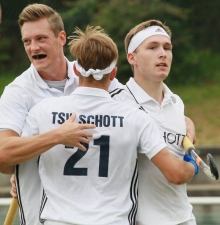 Leif Wegener (r.) ist in den ersten Spielen der Feldsaison der erfolgreichste Stürmer des TSV Schott, dreimal traf er alleine beim 4:0 gegen den TB Erlangen. Hier freuen sich Moritz Jürgensen und Max Nagel mit ihm über das erste Tor.