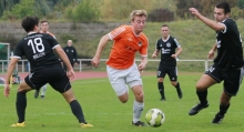 Was Trainer Jockel Weinz (ganz hinten) lange Zeit von seiner Mannschaft sah (hier: Cedric Schmidt gegen Erik Mauer und Argjend Voca), war ihm zu zaghaft.