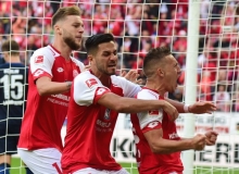 Manchmal war's eine Dreierkette - wie hier nach Pablo De Blasis' Elfmetertor.