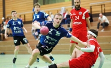 Sportfreund Fabian Racky hält sich den Nieder-Olmer Kapitän Jonas Medler vom Leib und hat den Weg zum Kreis vor sich.