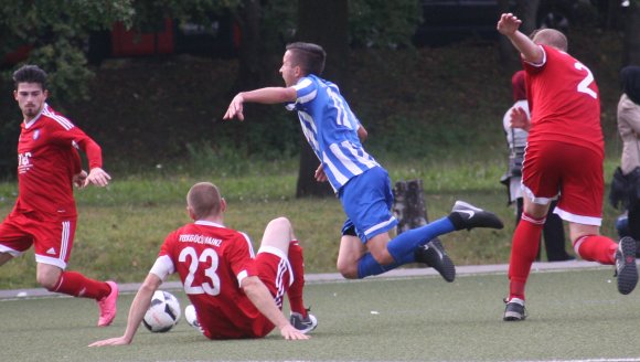 Die Defensive von Türkgücü Mainz hatte mit dem quirligen Maurice Göbig (Mitte) zwar ihre Probleme, bekam die Mommenheimer Angriffsversuche mit fortschreitender Spielzeit aber besser in den Griff.