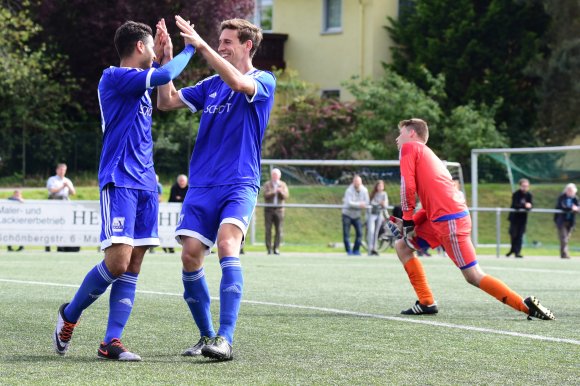 Es geht doch: Ilias Soultani (l.) ermöglichte dem TSV Schott die Verlängerung, in der Janek Ripplinger zweimal traf.