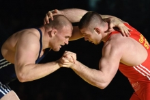 Stilart egal, Gewicht des Gegners auch: Wladimir Remel (r.) will ringen.