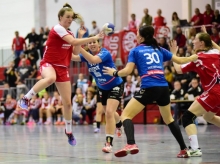Der bisher letzte Mainzer Punktspielsieg gelang gegen die Trierer Miezen im Heimspiel der vorvergangenen Saison. Alicia Soffel (l.), die wegen ihre A-Jugendbundesligaeinsatzes diesmal nicht mitwirken kann, und Janka Bauer besiegten den regionalen Konkurrenten knapp mit 28:17, in der vergangenen Saison setzte es zwei Niederlagen gegen den langjährigen Erstligisten.