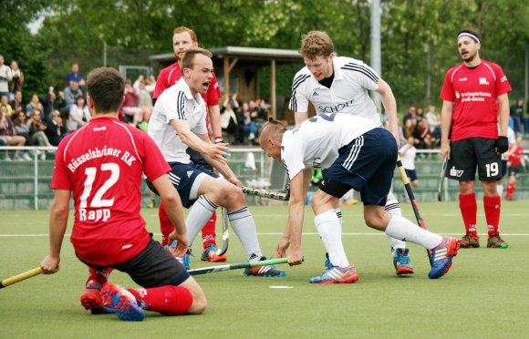 Zweimal durfte der TSV Schott beim jüngsten Gastspiel des Rüsselsheimer RK in der 1. Regionalliga jubeln, zweimal auch die Hessen. Am Ende stand immerhin der erste Punktgewinn des späteren Absteigers TSV Schott im zweiten Feldrundenteil zu Buche.