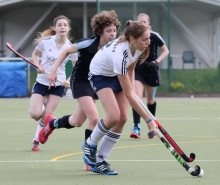 Zuletzt stellte sich der HC Wacker München beim TSV Schott in seiner Abstiegssaison 2014/15 vor. Clara Harzer (l.), Paula Czichos und Co gewannen im Mai 2015 mit 2:0.