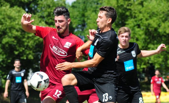 Nach 55 Minuten ersetzte Arif Güclü in Frankfurt Sturmspitze Khaled Abou Daya. In der Schlussphase sicherte er mit einem Doppelpack dem TSV Schott den ersten Regionalligasieg der Abteilungsgeschichte.
