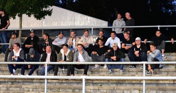 TuS guckt SVG: Die Marienborner Landesligafußballer schauten sich am Freitagabend das Oberligapunktspiel des SV Gonsenheim gegen den FC Homburg an, während Derbygegner Fortuna Mombach auf der benachbarten Anlage sein Abschlusstraining absolvierte.