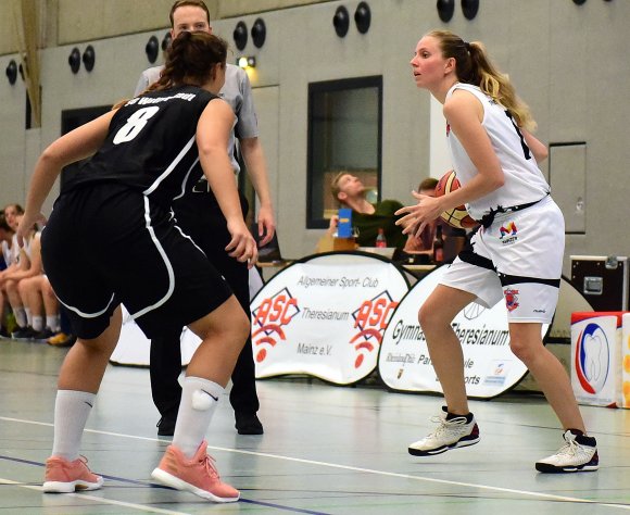 Nach drei Jahren wieder auf dem Basketballfeld: Katharina Schnitzler (r.).