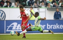 Klar zu erkennen: Paul-Georges Ntep foult Karim Onisiwo vor dem Strafraum.