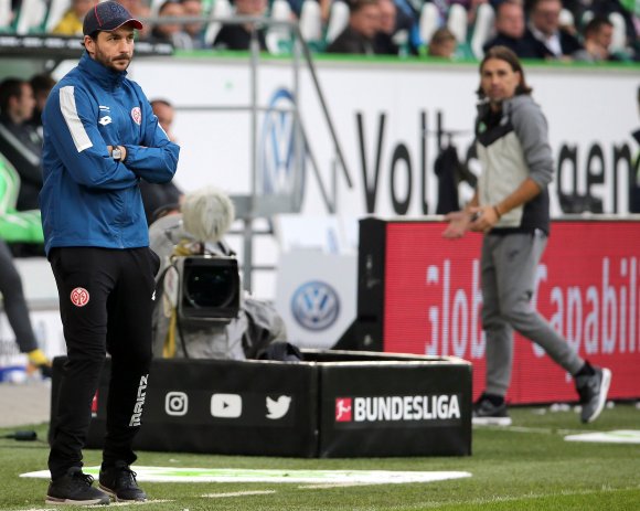 Sandro Schwarz war hinterher zufriedener, als er in diesem Moment aussieht. Martin Schmidt vollzog später einen schnellen Abgang, den er hier andeutet.