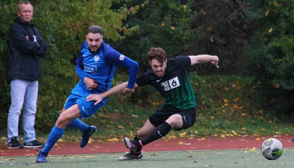 Marius Weiner versucht die Kurve zu bekommen und seinem Mombacher Bewacher Denis Mavric zu entwischen.