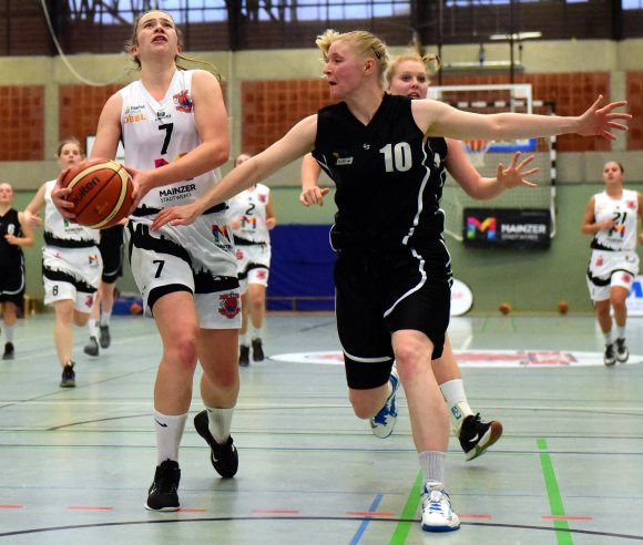 Als der ASC mit kleiner Besetzung spielte, kümmerte sich vor allem Alina Dötsch (l.) um die Rebounds.