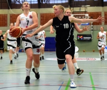 Als der ASC mit kleiner Besetzung spielte, kümmerte sich vor allem Alina Dötsch (l.) um die Rebounds.