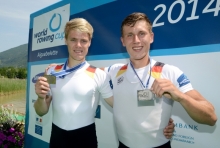 Der Lohn für harte Arbeit: Jason Osborne und Moritz Moos strahlen mit ihrer Silbermedaille um die Wette.