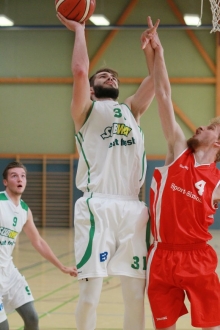 Größenvorteil ausgenutzt: Nicolas Wolff (M.) erzielte 15 Punkte beim Heimsieg gegen den TBS Saarbrücken.