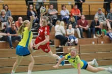 Alicia Soffel, hier im Spiel gegen den SV Allensbach, wurde gegen die JSG Neckar-Kocher früh in die Kurze Deckung genommen, kam aber trotzdem auf sechs Feldtore.
