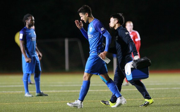 Aus einem Meter Entfernung bekam Ilias Soultani den Ball beim Befreiungsschlag von Wormatia-Verteidiger Benjamin Maas an den Kopf geschossen, spielte aber mit Brummschädel weiter.