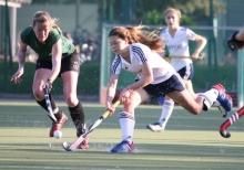 Ziemlich genau drei Jahre ist es her, dass der 1. Hanauer THC zuletzt Gast auf dem Platz des TSV Schott Mainz war. Damals gewannen Michelle May und ihr Team mit 6:1.
